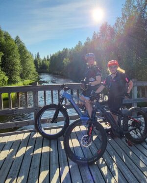 Laura Voutilainen Instagram - Photobombbausta. Alkaen peiliselfiestä, jossain huoltoasemalla, päättyen Lapin maisemiin niin keikalla kuin lomallakin. Eikä tähän tietenkään kaikkea mahtunut, kuten se että olen nähnyt myös muiden esityksiä kiitettävästi. Katselin siis puhelimen kuvia tältä kesältä ja vaikka some tuntuu olevan sen sortin  hehkutusta täynnä niin lisään nyt kuitenkin omani. Kyllä on ollu aikamoinen elämän kesä ja jatkuu vaan. Aina löytyy kauhisteltavaa, puutetta, huolta ja murhetta… Mut muistetaan myös ELÄÄ, tässä ja nyt!!! 
#elämänkesä2023
#vieläjatkuu
#kiitos 
#photobombing 
#summeriscrazy 
#täysii