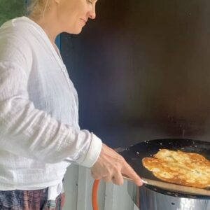 Laura Voutilainen Instagram - Photobombbausta. Alkaen peiliselfiestä, jossain huoltoasemalla, päättyen Lapin maisemiin niin keikalla kuin lomallakin. Eikä tähän tietenkään kaikkea mahtunut, kuten se että olen nähnyt myös muiden esityksiä kiitettävästi. Katselin siis puhelimen kuvia tältä kesältä ja vaikka some tuntuu olevan sen sortin  hehkutusta täynnä niin lisään nyt kuitenkin omani. Kyllä on ollu aikamoinen elämän kesä ja jatkuu vaan. Aina löytyy kauhisteltavaa, puutetta, huolta ja murhetta… Mut muistetaan myös ELÄÄ, tässä ja nyt!!! 
#elämänkesä2023
#vieläjatkuu
#kiitos 
#photobombing 
#summeriscrazy 
#täysii