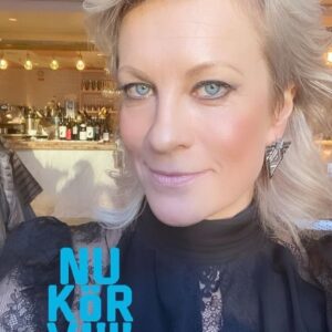 Laura Voutilainen Instagram - Viikonlopusta vielä… 

Mun asu telkkarissa oli upean, kotimaisen ja vastuullisen @samujistudio ’n 
Ja korut 
@lakiva
Kiitos @style_by_annette❣️

Ja sitten tunnelmasta toiseen- 
Olin jo kauan sitten hankkinut matkan @markokeranen kanssa Melodifestivaaleille ihmettelemään miten hommat naapurissa hoidetaan. Ja kyllähän oli infernaalinen sirkus se! Koko perheen glitterijuhla, jossa kepeä, yhteisöllinen tunnelma. 

Lopuksi pieni ”fanitapaaminen” yleisömäärältään ruotsin suurimman teatterin, Tukholman Kaupunginteatterin johtajan @mariasid13 kanssa. Meidän on syytä olla ylpeitä tuosta supernaisestamme, joka pitää hyppysissään käsittämättömän suurta kokonaisuutta: 9 näyttämöä ja satoja työntekijöitä. 🔥