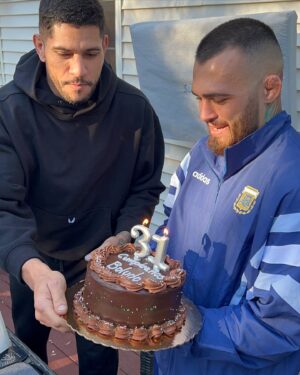 Laureano Staropoli Instagram - Sin palabras, agradecerte por abrirme las puertas de tu casa y festejarme mi cumpleaños. Hoy sos un hermano para mi @alexpoatanpereira .

Gracias @gloverteixeira por hacerme parte de tu familia . Estoy viviendo los mejores años de mi vida y las personas que tengo al lado son increíbles.

Estoy bendecido por la vida que tengo y soy grato por eso ✨❤️