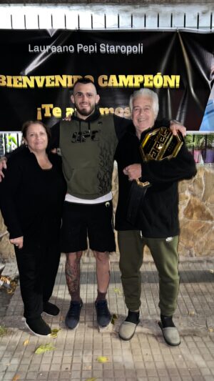 Laureano Staropoli Instagram - Ver orgullosos a mis viejos es la emoción más hermosa que la vida me puede regalar.

A 2 semanas de hacerlos feliz de nuevo. Los amo y los extraño muchísimo ❤️