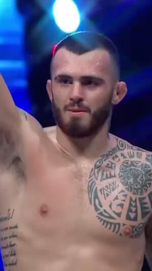 Laureano Staropoli Instagram - Debutamos con un TKO en la @pflmma .

El próximo campeón de los 77kg es latino hecho en Argentina 🏆🇦🇷.