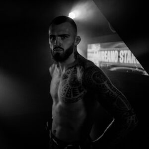 Laureano Staropoli Instagram - Argentina marcha a la guerra 🇦🇷⚔️

28 de junio me toca enfrentar al ex campeón de bellator Logan Storley. Mi meta siempre fue ser campeón y para eso tengo que enfrentar a los mejores.

 Cuento con el aguante de todos. Aguante argentina 🇦🇷🇦🇷