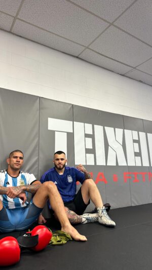Laureano Staropoli Instagram - El campeón del mundo de UFC @alexpoatanpereira entrena con la camiseta del campeón del mundo 🇦🇷.

Gracias Alex es una honra para mi formar parte de tu campamento de entrenamiento para tu pelea por el título contra Prochazka.