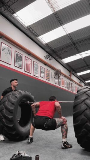 Laureano Staropoli Instagram - Lo fácil y lo cómodo nunca me gusto.

Me pongo en situaciones que me llevan al extremo y cuando mi ego sale a decirme no vamos a poder, estamos cansado, no tenemos energía, no vamos a llegar, mira si perdemos.

Yo le digo cerra el orto vamos a morir por esto si es necesario pero lo vamos a conseguir. El dueño de esta existencia soy yo y yo voy a decidir que es lo que va a pasar con mi vida por medio de mis acciones.

Hoy dejamos todo en la fábrica de atletas @atp_arg gracias coach por empujarme hacia mi mejor versión @nicovampa.atp