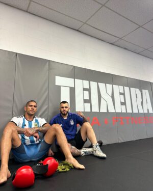 Laureano Staropoli Instagram - De las mejores experiencias que tuve en mi vida 💫.

Agradecerle al campeón @alexpoatanpereira por dejarme ser parte de su campamento.

Me enseño que un campeón no solamente se hace adentro del gimnasio si no fuera.

El es un ejemplo como tiene que ser un campeón, disciplinado, enfocado, un gran padre y un gran amigo.

Estoy muy orgulloso de mi por qué yo soy fan de glover y de alex antes de conocerlos. Y hoy poder decir que son mis amigos para mi es el logro más importante.

Los campeones con campeones 🏆.