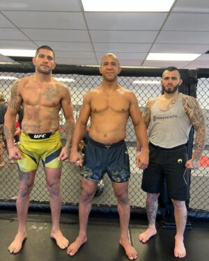 Laureano Staropoli Instagram - Sparring con gigantes 🗿🤖

@alexpoatanpereira @gregoryrodriguesmma