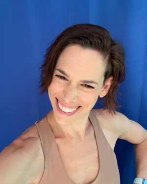 Lauren Kelston Instagram - Living that post Memorial Day weekend “I need a vacation from my vacation” life! 🤪😝☺️

#actorslife #bluescreen #weirdo