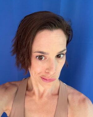 Lauren Kelston Instagram - Living that post Memorial Day weekend “I need a vacation from my vacation” life! 🤪😝☺️

#actorslife #bluescreen #weirdo