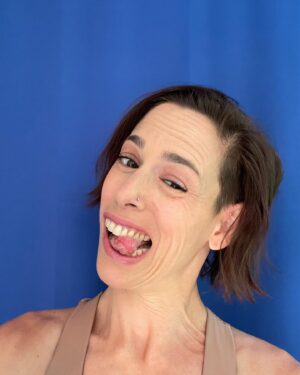 Lauren Kelston Instagram - Living that post Memorial Day weekend “I need a vacation from my vacation” life! 🤪😝☺️

#actorslife #bluescreen #weirdo