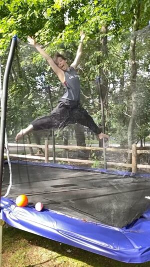 Lauren Kelston Instagram - The boys got a new toy… 😜🤣

#trampoline #backflip #thisis40