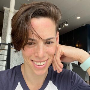 Lauren Kelston Instagram - Post 20 minute chair massage face, hopefully I can hang on to this bliss 😌🤪 

Mamas need that #selfcare! #fridayfeels #relaxationstation