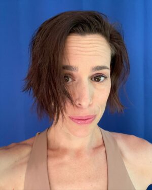 Lauren Kelston Instagram - Living that post Memorial Day weekend “I need a vacation from my vacation” life! 🤪😝☺️

#actorslife #bluescreen #weirdo