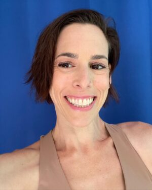 Lauren Kelston Instagram - Living that post Memorial Day weekend “I need a vacation from my vacation” life! 🤪😝☺️

#actorslife #bluescreen #weirdo