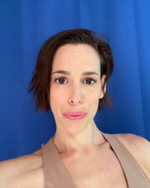 Lauren Kelston Instagram - Living that post Memorial Day weekend “I need a vacation from my vacation” life! 🤪😝☺️

#actorslife #bluescreen #weirdo