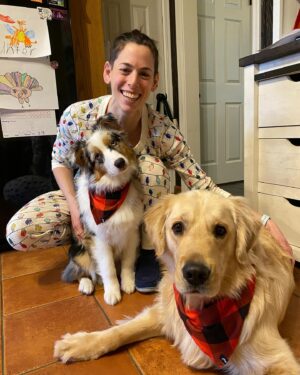 Lauren Kelston Instagram - Happy Holidays!! 😍🎄❄️☃️❤️

#holidaypajamas #goldenretriever #chino #australianshepard #rocket