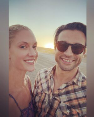Lauren Lee Smith Instagram - Yucca valley with @doktadil 🌵❤️

@starbelovedtempleranch 🧚🏻‍♂️🙏🏻