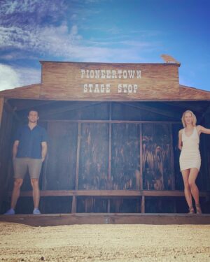 Lauren Lee Smith Instagram - Yucca valley with @doktadil 🌵❤️

@starbelovedtempleranch 🧚🏻‍♂️🙏🏻