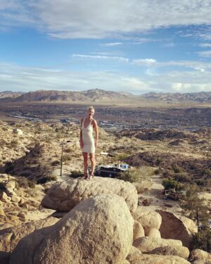 Lauren Lee Smith Instagram - Yucca valley with @doktadil 🌵❤️

@starbelovedtempleranch 🧚🏻‍♂️🙏🏻
