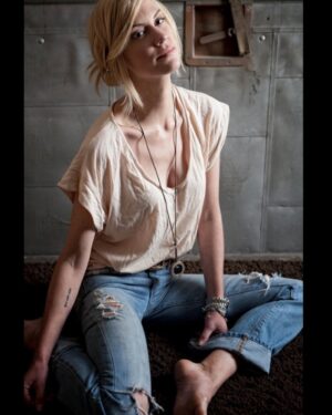 Lauren Lee Smith Instagram - I wish  I could find these jeans…