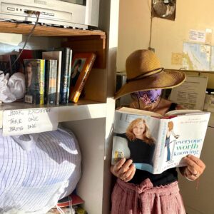 Lauren Weisberger Instagram - Everyone Worth Knowing, spotted in the wild...laundromat in Georgetown, Bahamas. Thank you @jamiehortonphoto for this fun pic! Which beach would you read this on if you could wave a magic wand?