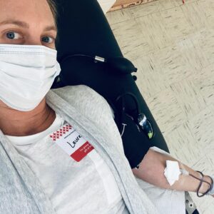Lauren Weisberger Instagram - This week has been particularly difficult for our country. I read the headlines and watch the news and feel helpless, wondering how one person can possibly effect change. My mother has donated blood for as long as I can remember, and she always encouraged us to do the same. It’s a small act, but it’s something most of us can do. Download the @americanredcross app and find a blood drive near you. 🩸