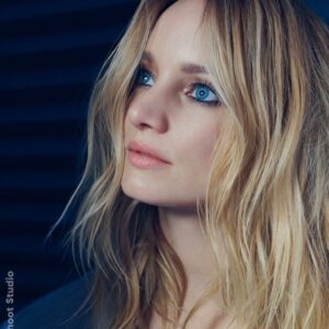 Laurence Leboeuf Instagram - Le plaisir d’un créatif avec @pierre_man pour @shootstudio 
Maquillage/coiffure: @etiberger 
Stylisme: @jennfink 
The pleasure of a creative