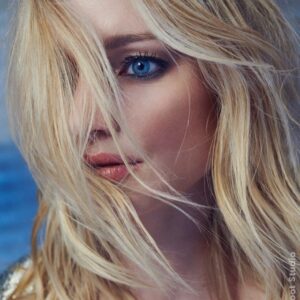 Laurence Leboeuf Instagram - Le plaisir d’un créatif avec @pierre_man pour @shootstudio 
Maquillage/coiffure: @etiberger 
Stylisme: @jennfink 
The pleasure of a creative
