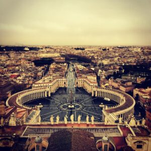 Laurence Leboeuf Instagram - Après 750 marches claustrophobiques...La cité du Vatican 😍.
After 750 claustrophobic steps...Vatican city 😍
