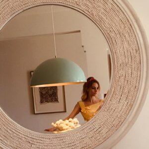 Laurence Leboeuf Instagram - Jouer aux années 50 avec la robe de ma grand-mère ...
Reenacting the fifties with my grandma’s dress ✨