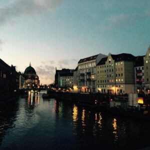Laurence Leboeuf Instagram - Bonne nuit magnifique Berlin 😘
À demain Athènes 😀
Goodnight beautiful Berlin 😘
See you tomorrow Athens 😀