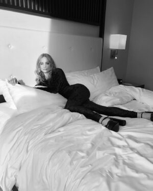 Laurence Leboeuf Instagram - What a great day and night at the Bell Media Upfront 2022. So good to be back in person !
Thank you again @juliecussonmakeupartist with makeup @chanel.beauty and hair @oribe for this look and these moments. And this outfit @ysl 💫

#bellmediaupfront #yvessaintlaurent #Toronto