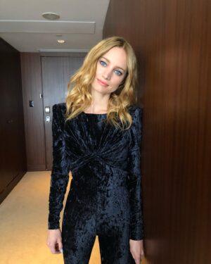 Laurence Leboeuf Instagram - What a great day and night at the Bell Media Upfront 2022. So good to be back in person !
Thank you again @juliecussonmakeupartist with makeup @chanel.beauty and hair @oribe for this look and these moments. And this outfit @ysl 💫

#bellmediaupfront #yvessaintlaurent #Toronto