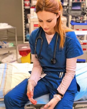 Laurence Leboeuf Instagram - After 96 days, it’s officially a wrap on @transplantctv ! It’s been an incredible journey where I have met amazing people that I now call friends. Can’t wait for you to discover these characters and our life at York Memorial hospital in the spring 2020 on CTV and VRAK TV.
C’est officiellement un wrap sur @transplantctv après 96 jours de tournages! Expérience incroyable où j’ai rencontré des gens que j’appelle maintenant mes amies. Très hâte de vous faire découvrir nos personnages et notre vie au York Memorial Hospital au printemps 2020 sur CTV et en français sur VRAK 🤣
📸@hmzlhq 🙌