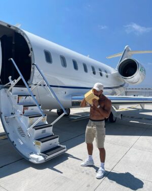 Laurent Correia Instagram - Perfect combo 🛩️🍔, yes i’m this kind of guy.