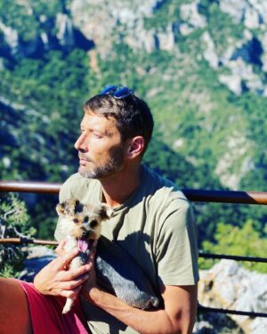 Laurent Kerusoré Instagram - Très loin des plateaux et de plus en plus proche de la réalité… bientôt la fin d’une période. Affaire à suivre #baladeenamoureux #automne #heureux #ilovemydog #nature #gorgesduverdon #verdon #alpesdehauteprovence #amoureux