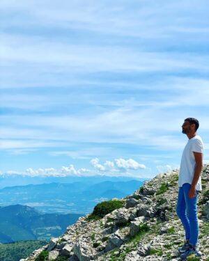 Laurent Kerusoré Instagram - Prendre de la hauteur et regarder notre si belle région @alpesdehauteprovence #montagnedelure #04 #provence #prendredelahauteur #