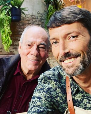 Laurent Kerusoré Instagram - Le clan Marci de retour en force les amours… on compte sur vous #michelcordes #leclanmarci #marcifamily #fiction #mistral #pblv #papa #pereetfils #tournage #ilovemyjob #acteur #picoftheday #♥️