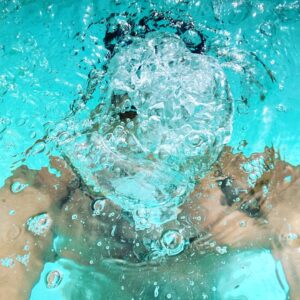 Laurent Kerusoré Instagram - Bonne soirée et bon week-end. Dimanche je fête mes 47 piges! Je suis comme un poisson dans l’eau #commeunpoissondansleau #heureux #weekend #swimmingpool #swimming #piscine #summer #ete2021 #happy #vendredi #🐬 #🏊🏻‍♂️