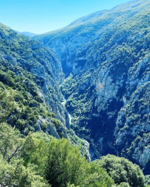 Laurent Kerusoré Instagram - Très loin des plateaux et de plus en plus proche de la réalité… bientôt la fin d’une période. Affaire à suivre #baladeenamoureux #automne #heureux #ilovemydog #nature #gorgesduverdon #verdon #alpesdehauteprovence #amoureux