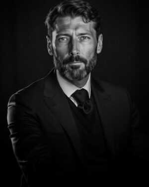 Laurent Kerusoré Instagram - Portait par @mr_ben.leo #blackandwhite #portraitphotography
