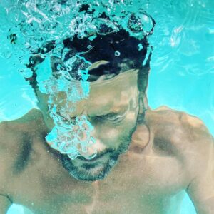 Laurent Kerusoré Instagram - Bonne soirée et bon week-end. Dimanche je fête mes 47 piges! Je suis comme un poisson dans l’eau #commeunpoissondansleau #heureux #weekend #swimmingpool #swimming #piscine #summer #ete2021 #happy #vendredi #🐬 #🏊🏻‍♂️