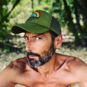 Laurent Kerusoré Instagram - Le monde court, et moi je reste là... et je peux vous assurer que le bonheur est là et pas ailleurs. Soyez fiers de vous et le monde sera plus tranquille @gorgesduverdon_ @alpesdehauteprovence @southwestofficiel #heureux #soleil #été #bonheur #onfaitcequonpeut #casquette #lacdesaintecroix #verdon