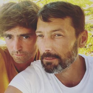 Laurent Kerusoré Instagram - J’ai retrouvé mon ex mari échoué sur le cap canaille #cassis #capcanaille #capcanaillecassis #pblv #nicolasbarrel #nosretrouvailles #loveforever #vacances @otcassis  @la.plage.bleue.cassis