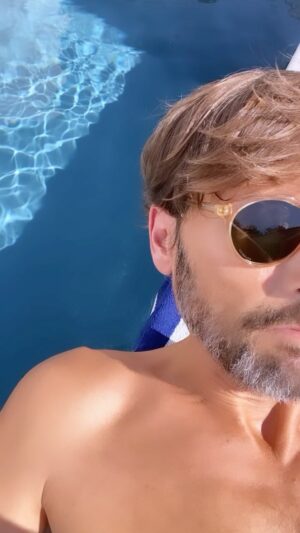 Laurent Kerusoré Instagram - Bon week-end à la cool #weekend #àlacool #samedi #piscine #☀️#😎