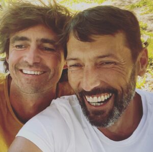 Laurent Kerusoré Instagram - J’ai retrouvé mon ex mari échoué sur le cap canaille #cassis #capcanaille #capcanaillecassis #pblv #nicolasbarrel #nosretrouvailles #loveforever #vacances @otcassis  @la.plage.bleue.cassis