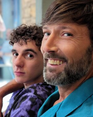 Laurent Kerusoré Instagram - Les deux frangins en tournage… @oh_tchim @timrousseaufandelacteur @tim.rousseau.pblv @tf1 #frère #tournage #pblv #♥️
