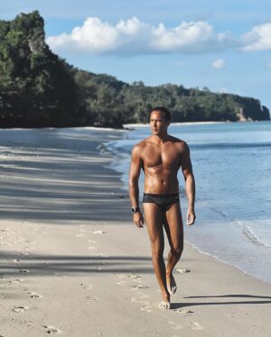 Laurent Maistret Instagram - Vous êtes plutôt slip ou short de bain? 
🩲ou🩳? 
J’accepterai que vous me disiez que ça fait kéké ? 😅