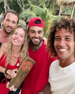 Laurent Maistret Instagram - Et Voilà, c’est la fin de cette superbe aventure. 🌴
Un énorme merci à tous les Apprentis Aventuriers qui sont devenus Aventuriers aguerris.
Ils ont tous gagné cette aventure à leur façon.
Merci de m’avoir fait vibrer, de m’avoir fait rigoler et de m’avoir ému. 
Merci d’avoir été cool avec moi car c’était la première fois pour moi que j’endossais le rôle d’animateur principal et j’ai adoré!! 
Nous avons partagé des moments forts et j’espère vous avoir donné le nécessaire pour vivre pleinement cette aventure.
Un grand merci à @florencefayard , @jeromefouqueray , @pgledan @naleym et @w9officiel de m’avoir fait confiance, à @bengiaz de m’avoir guidé dans l’ombre. Et à toute l’équipe de tournage pour leur good vibe. ❤️
Un grand bravo à l’équipe rouge pour avoir gagné cette 5ème édition des Apprentis Aventuriers et à l’équipe blanche qui n’était malheureusement pas présente lors de la photo.
Un gros gros merci pour vos messages de soutien et de votre fidélité tout au long des épisodes. J’espère que vous avez kiffé tout comme moi.
N’hésitez pas à me dire quel était votre moment préféré de toute cette saison.
Gros bisous à tous 😘
