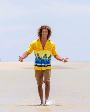 Laurent Maistret Instagram - J’aurais adoré présenter en chemise Hawaiienne 🌴🌼
Peut etre pour la prochaine saison 😜
Ca passe ou ça fait trop? Dites moi votre avis.
Photo: Patrick Robert